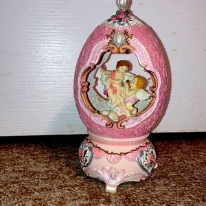 Need to sell cute wind up to make money I’ve loved it for years had to let go!